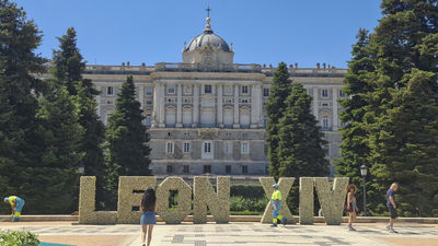 Madrid instala letras florales con el nombre del Papa en el Palacio Real