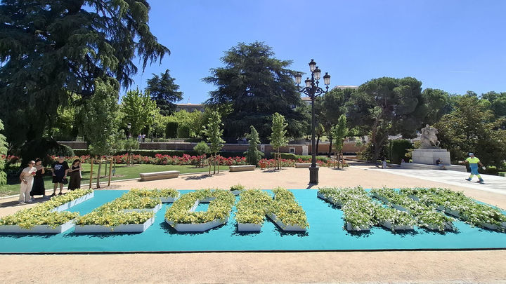 Letras florales con el nombre del Papa en los jardines de Sabatini / EFE