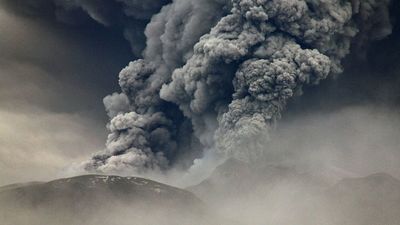 El volcán Shivéluch, en Rusia, arroja una columna de cenizas de ocho kilómetros de altura