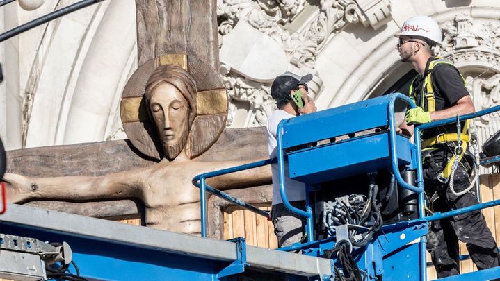 Montaje de escenarios para la Santa Misa del Papa León XIV en Cibeles, / EUROPA PRESS
