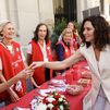 Díaz Ayuso visita una mesa de Cáritas Diocesana en la calle de Alcalá