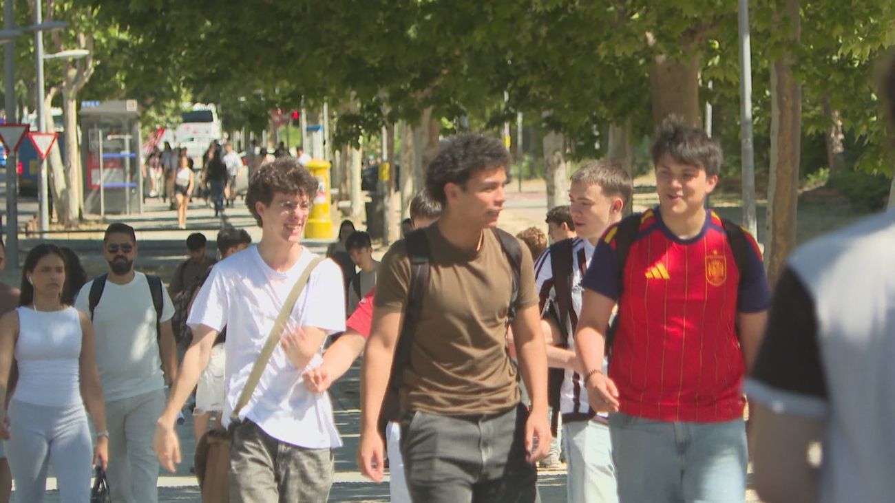 Jóvenes en una calle de Madrid