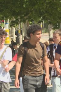 Jóvenes en una calle de Madrid