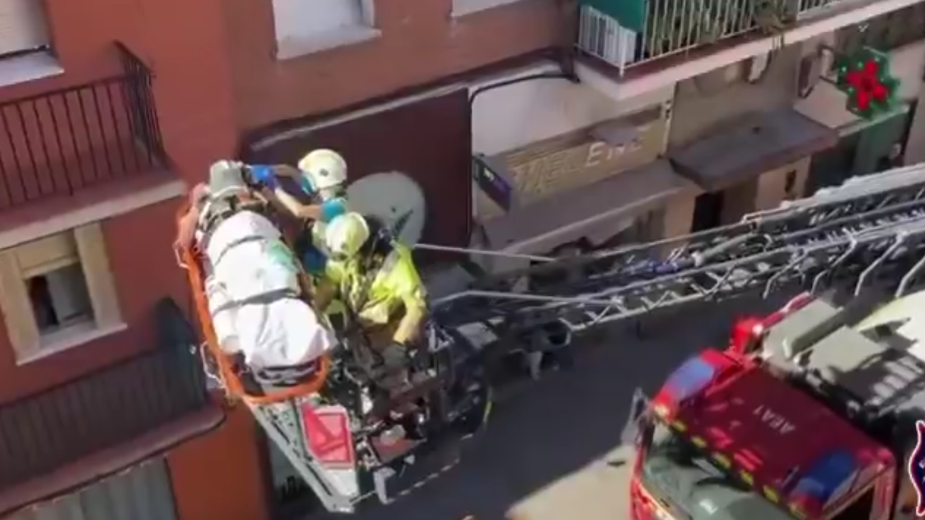 Bomberos de Alcorcón evacúan con la autoescala a un paciente crítico