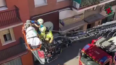 Bomberos de Alcorcón evacúan con la autoescala a un paciente crítico
