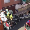 Bomberos de Alcorcón evacúan con la autoescala a un paciente crítico