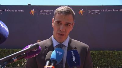 Sánchez niega que supiera de las "andanzas" de Leire Díez y se enroca con Mercedes González