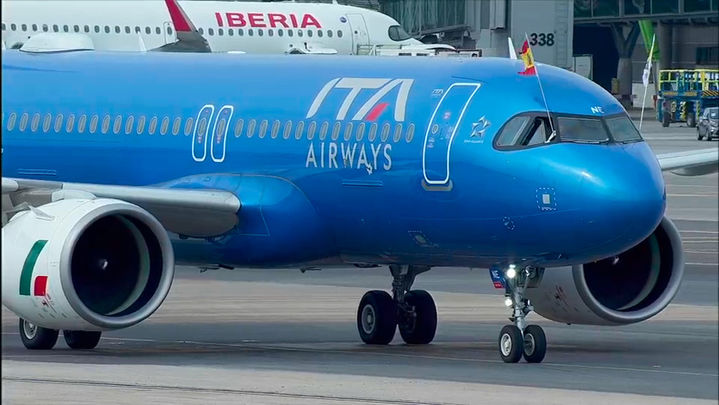 Avión del Papa en el aeropuerto de Barajas / REDACCION