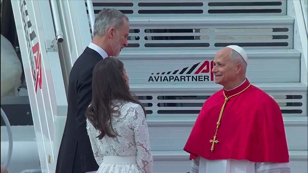 Los Reyes de España reciben al Papa a su llegada a Madrid