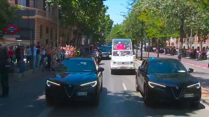 León XIV sale del Palacio Real en el papamóvil para recorrer el centro de Madrid / REDACCION