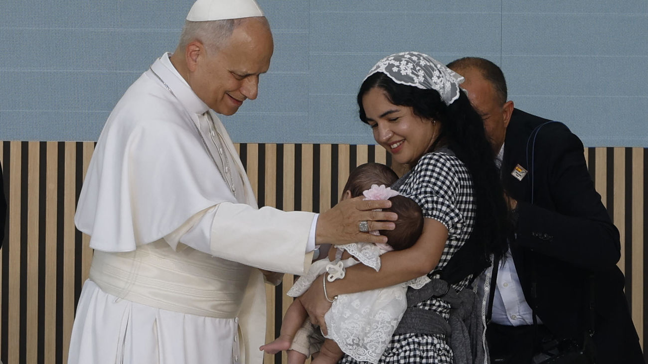 Una mujer migrante saluda al Papa