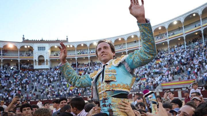 Puerta Grande para Román tras desorejar a un toro de Victorino Martín