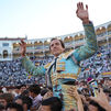 Puerta Grande para Román tras desorejar a un Victorino Martín