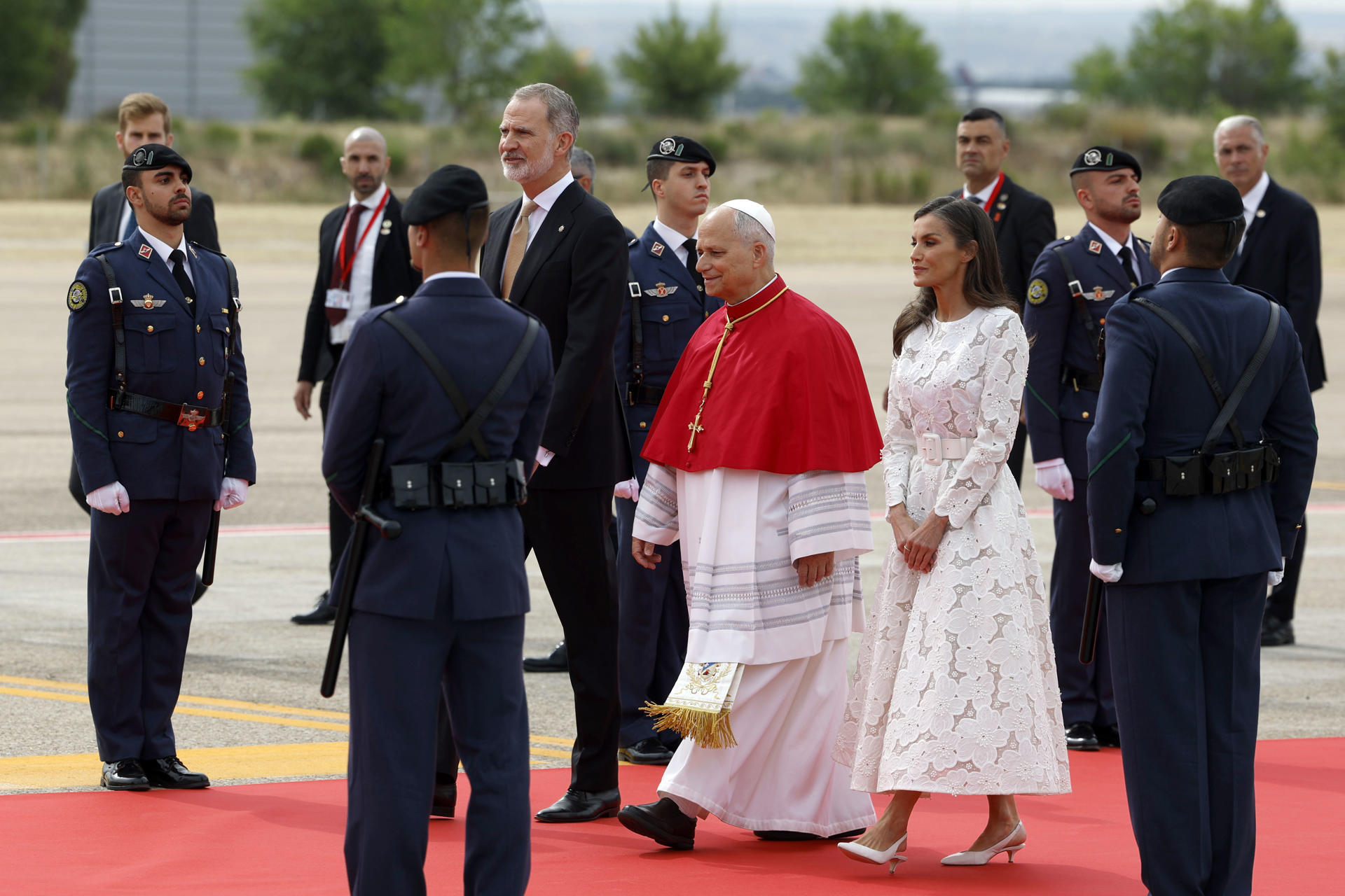 Así fue la llegada del Papa a Barajas, recibido por los Reyes, Pedro Sánchez, Ayuso y Almeida