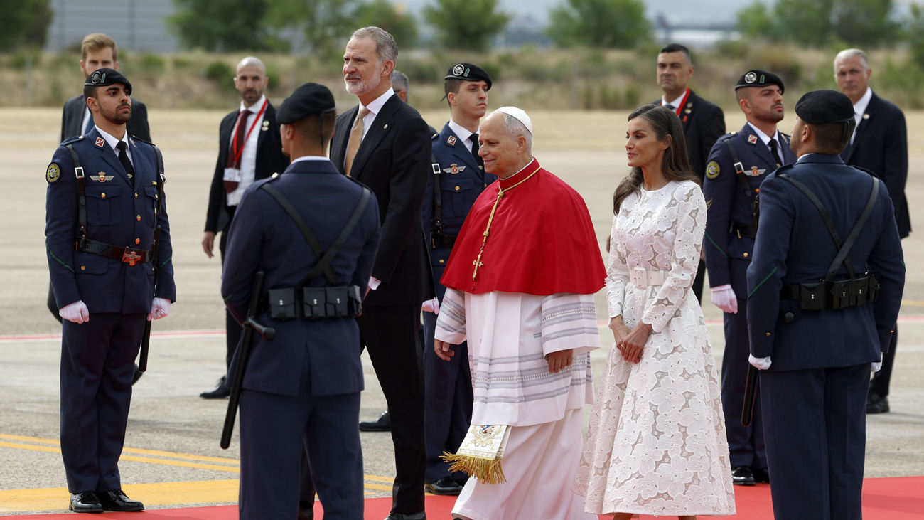 Así fue la llegada del Papa a Barajas, recibido por los Reyes, Pedro Sánchez, Ayuso y Almeida