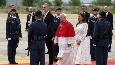 Así fue la llegada del Papa a Barajas, recibido por los Reyes, Pedro Sánchez, Ayuso y Almeida