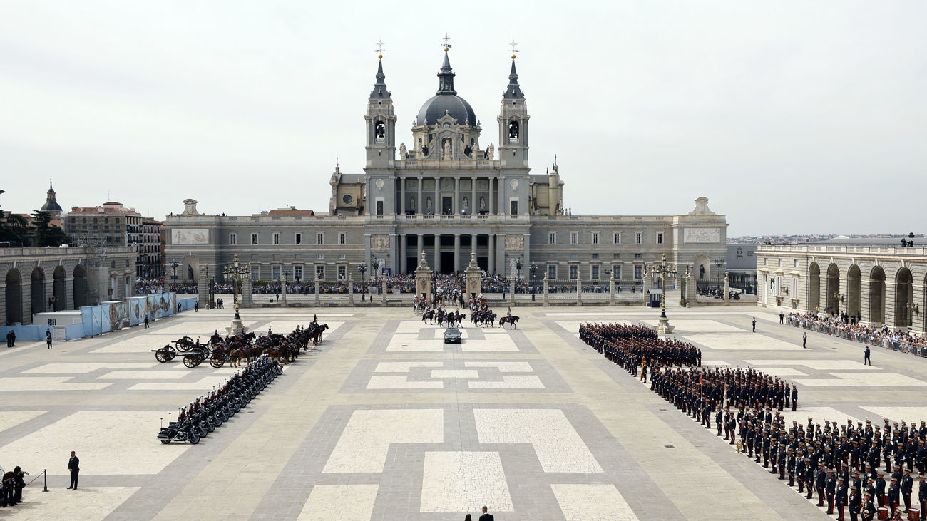 Espectacular ceremonia en el Palacio Real para recibir con honores a León XIV