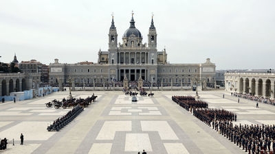 Espectacular ceremonia en el Palacio Real para recibir con honores a León XIV