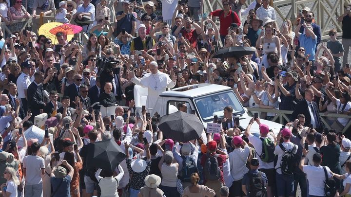 León XIV  recorre el corazón de Madrid entre el cariño de  miles de fieles