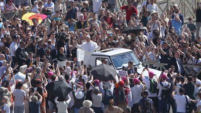 León XIV  recorre el corazón de Madrid entre el cariño de  miles de fieles