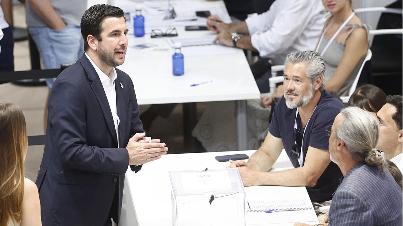 Riquelme vota entre aplausos: "No son unas elecciones normales, son un referéndum"