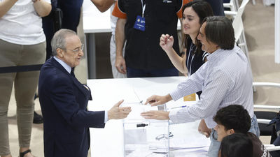 Florentino Pérez deposita su voto en medio de una alta participación de los socios