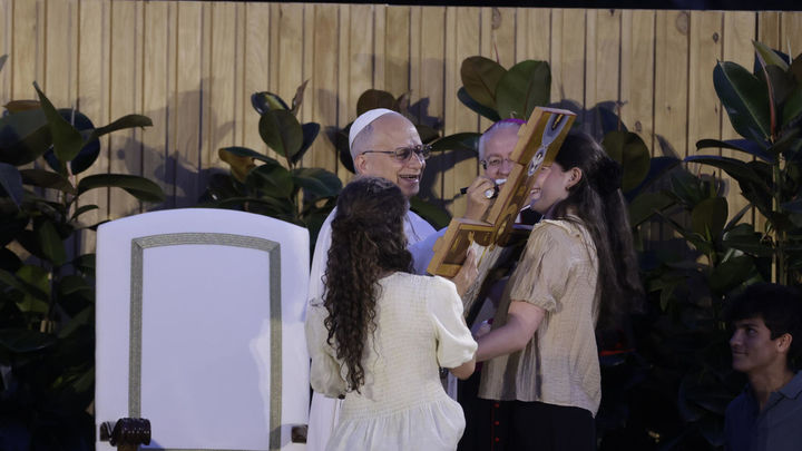 El papa León XIV firma una cruz a los jóvenes a su llegada a la madrileña Plaza de Lima