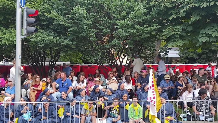 Jóvenes esperan al Papa en los alrededores de Cibeles / EUROPA PRESS