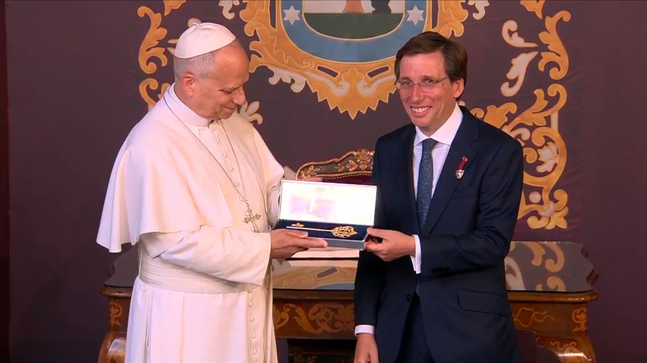 Almeida entrega la Llave de Oro de Madrid al Papa