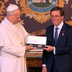 Almeida entrega la Llave de Oro de Madrid al Papa