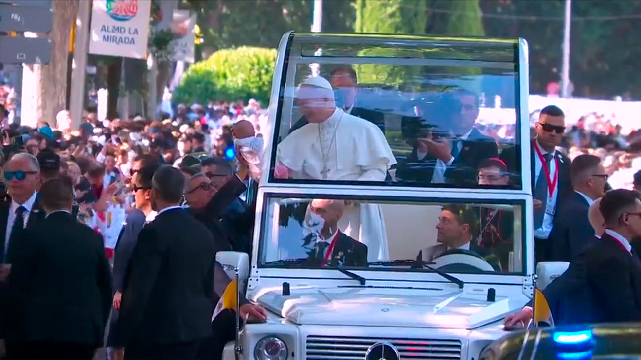 León XIV aclamado por miles de madrileños en su tercer recorrido en papamóvil camino a Cibeles