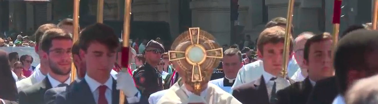 Arranca la procesión de Corpus Christi, en la que el Papa procesiona portando una custodia de diamantes