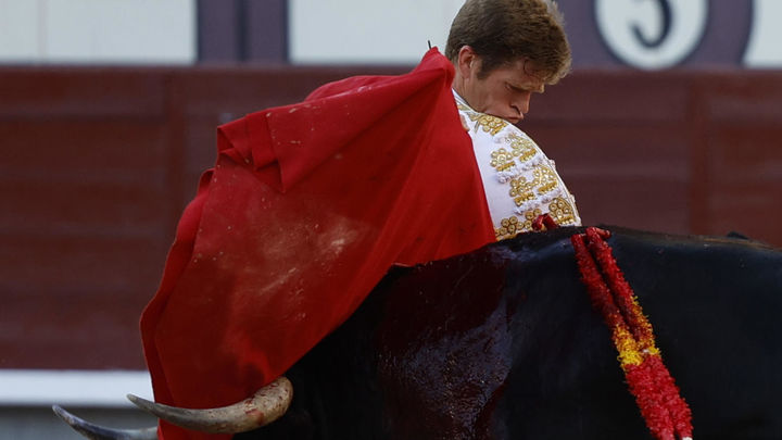 Faena de Borja Jiménez durante el festejo taurino In Memoriam de Ignacio Sánchez Mejías, este domingo en Las Ventas