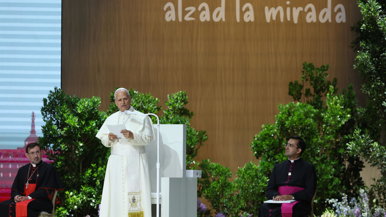 Un Papa emocionado llama a "tejer redes" a favor de la dignidad humana