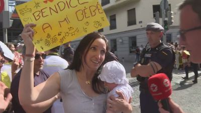 Pelayo, uno de los muchos bebés bendecidos por León XIV en su caminar por Madrid