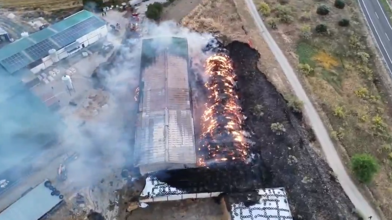 Continúa la extinción del incendio declarado en una explotación ganadera de Griñón