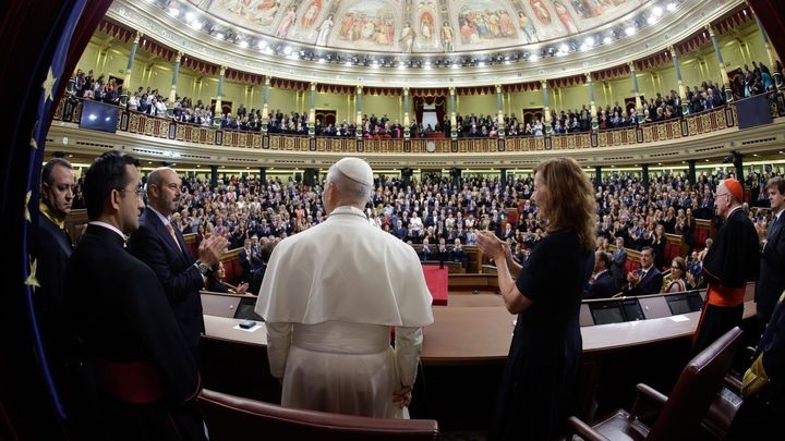 León XIV recibido con honores en el Congreso y despedido con siete minutos de aplausos