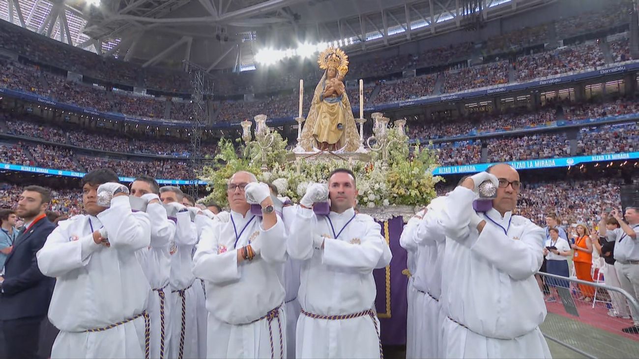 La imagen de la Almudena procesionando en el Bernabéu