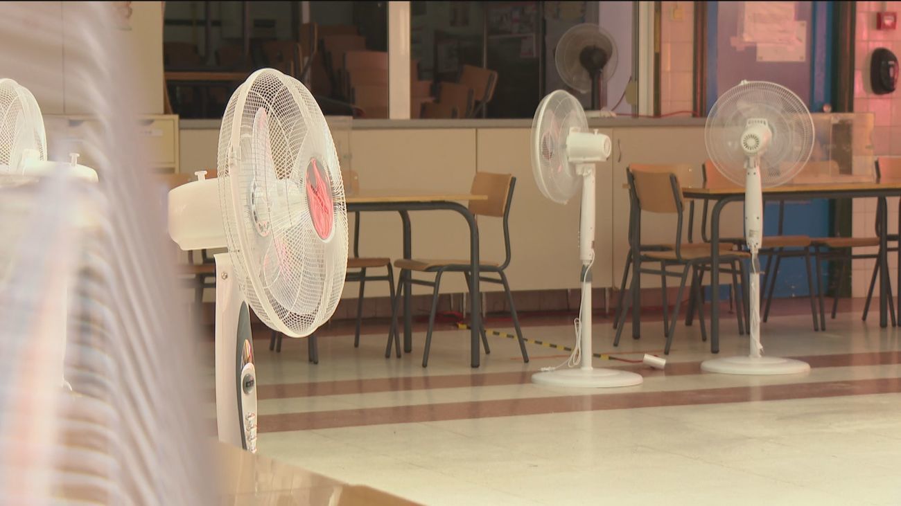 Ventiladores en un colegio de Valdemoro  durante la jornada electoral del 23 de julio de 2023