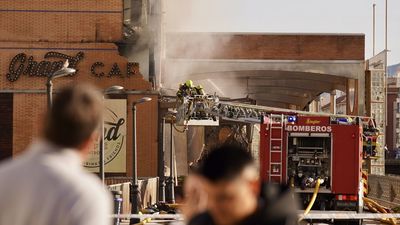 Sigue sin extinguirse el incendio de un hotel de Málaga dos semanas después