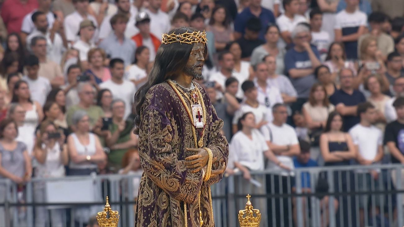 Imagen para la historia: la Almudena y Jesús de Medinaceli procesionan en el Bernabéu