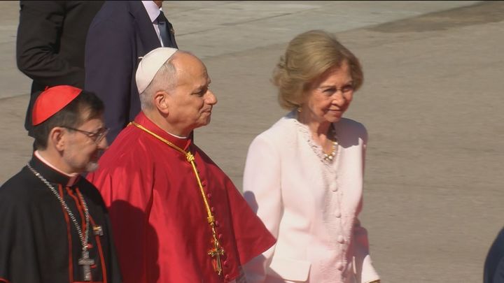 Campanas, aplausos, emoción... La Almudena acoge con alegría al papa León XIV
