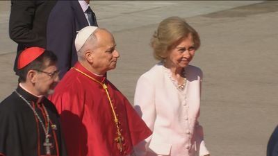 Campanas, aplausos, emoción... La Almudena acoge con alegría al papa León XIV