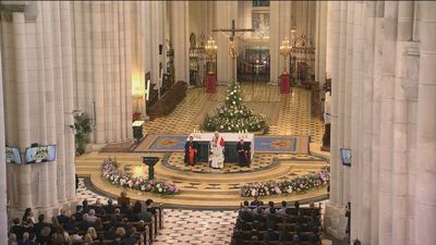 El Papa afirma en La Almudena que para construir algo hermoso hay que destruir los muros