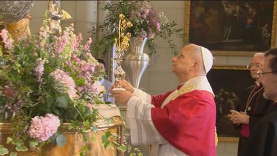 El papa León XIV entrega la Rosa de Oro a la Virgen de la Almudena