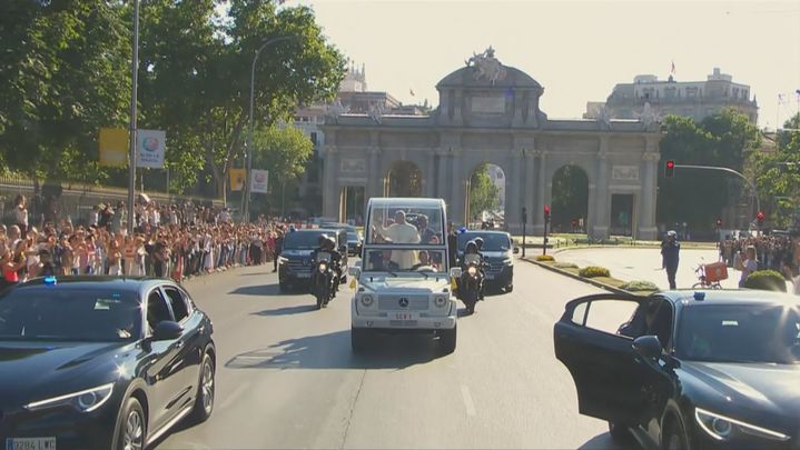 El papamovil pasa por la Puerta de Alcalá / TELEMADRID