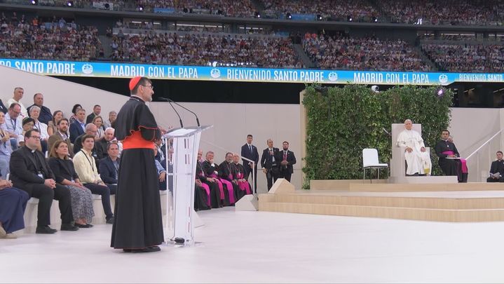 El cardenal José Cobo se dirige al Papa en el Bernabéu / TELEMADRID