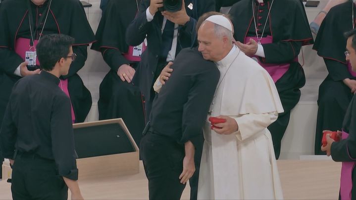 León XIV abraza a un religioso en el Bernabéu / TELEMADRID