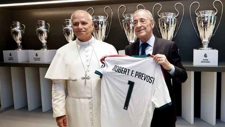 Florentino Pérez le entrega a León XIV una camiseta del Real Madrid con su nombre / AGENCIAS