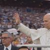 Apoteósica llegada del Papa al Santiago Bernabéu: imposible evitar las lágrimas